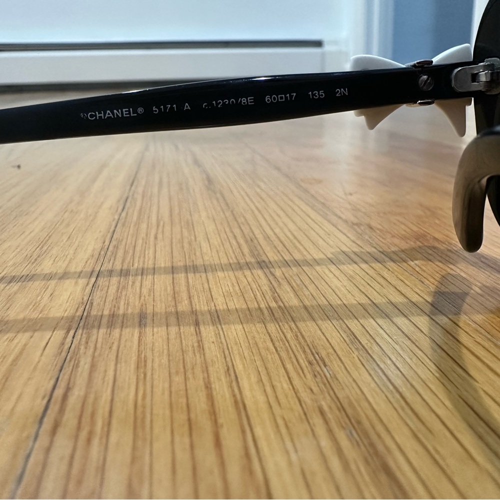 Chanel white bow black sunglasses - Picture 5 of 7